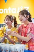 PontaパスStationの1日カフェ店長を務めるSWEET STEADYの山内咲奈と白石まゆみ。