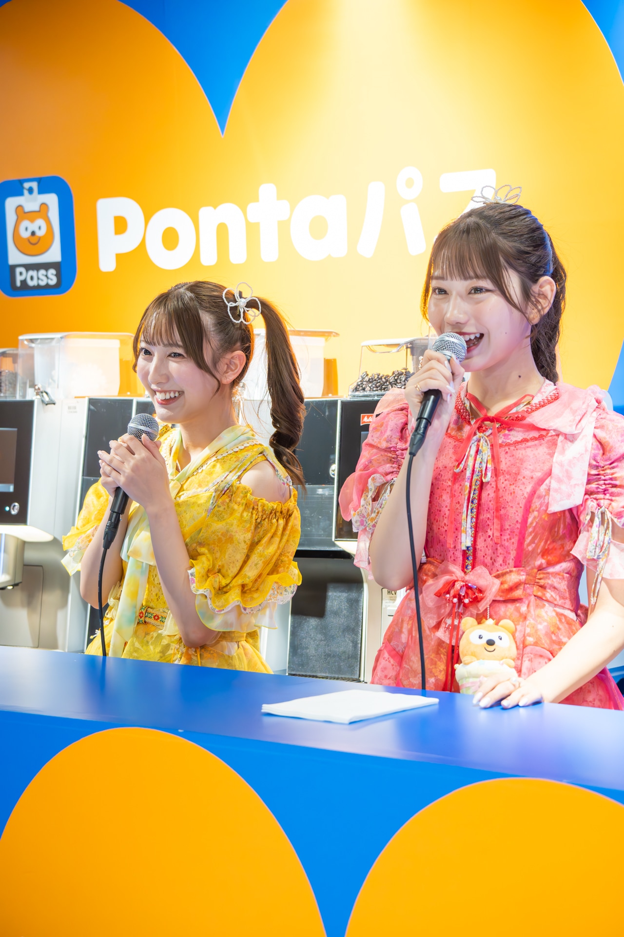 PontaパスStationの1日カフェ店長を務めるSWEET STEADYの山内咲奈と白石まゆみ。