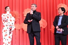 溺愛するシーンを聞かれ、猫との共演を振り返る杉本哲太（中央）。笑顔の佐々木希（左）、小林啓一監督（右）。