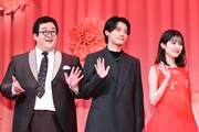手を振るぐんぴぃ（左）、櫻井海音（中央）、福本莉子（右）。