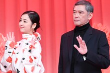 手を振る佐々木希（左）、杉本哲太（右）。