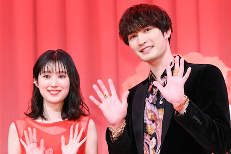 手を振る福本莉子（左）、ジェシー（右）。