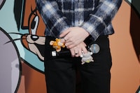 トムとジェリーの指人形をはめたLEEHAN。