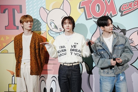 天使のマネをするSUNGHO。