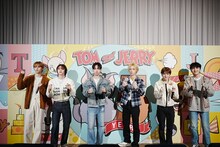 ガッツポーズをするBOYNEXTDOOR。