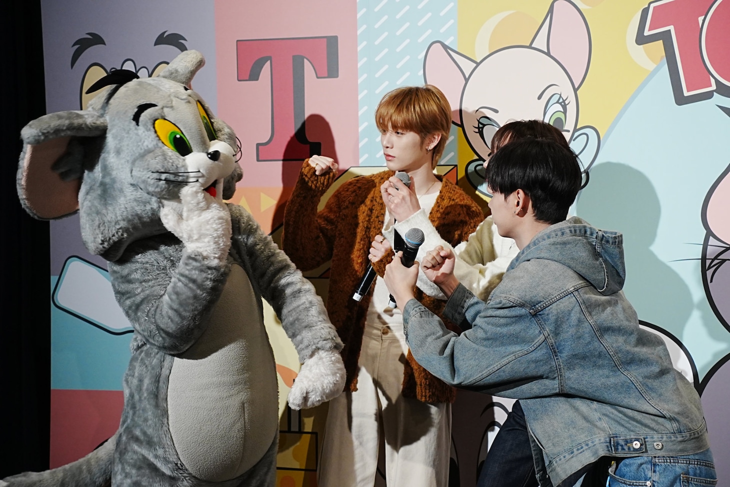 トムをダンスに誘うJAEHYUN（右）。