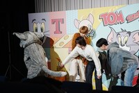 トムの尻尾を触るBOYNEXTDOORメンバーたち。