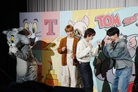 トムをダンスに誘うSUNGHOとJAEHYUN。