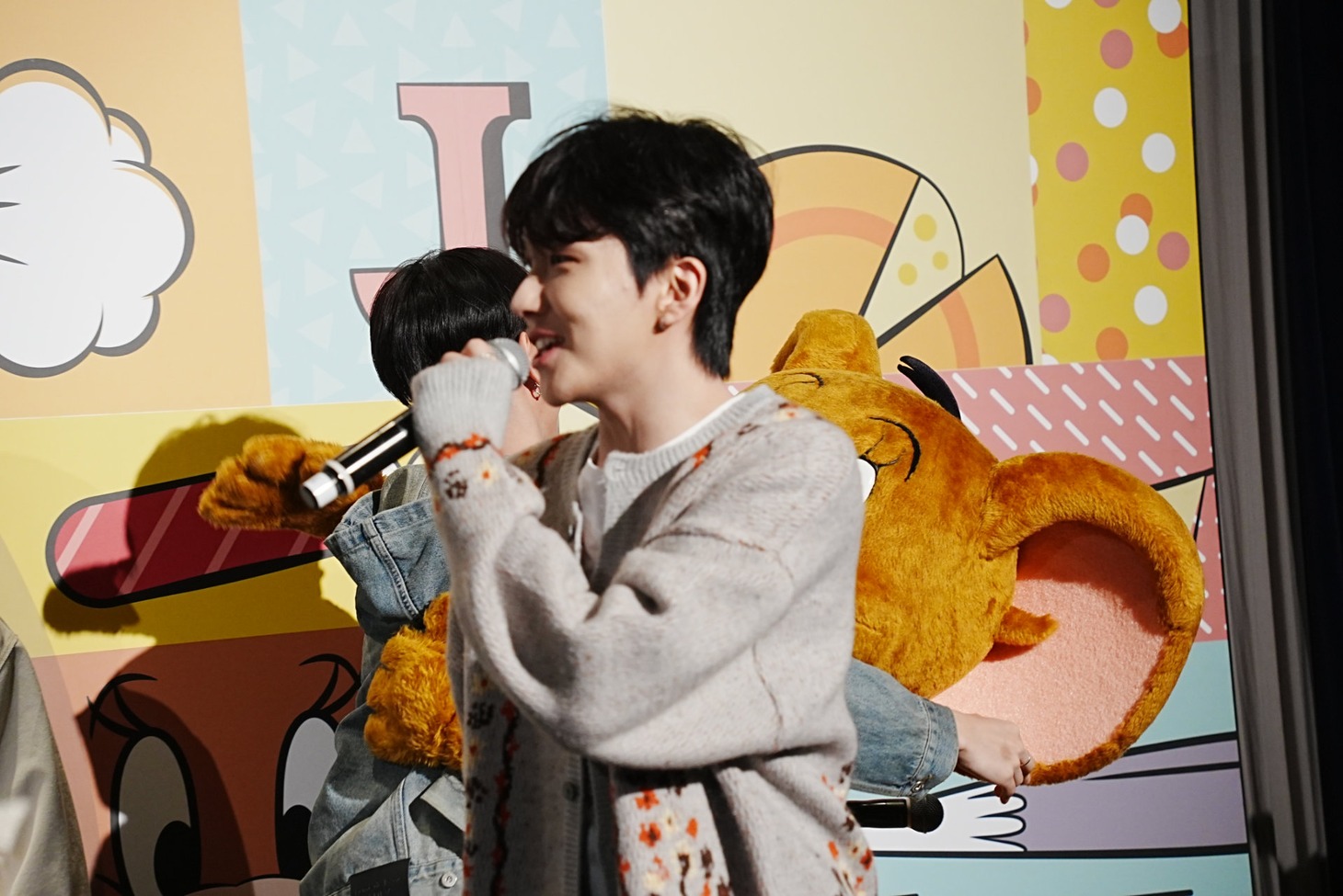WOONHAK（手前）を押しのけてジェリーとハグするJAEHYUN。