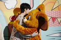 ジェリーとハグするWOONHAK。