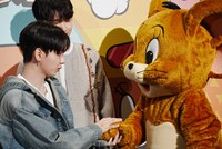 ジェリーと握手するJAEHYUN。