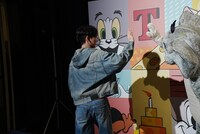 トムに手を振るJAEHYUN。