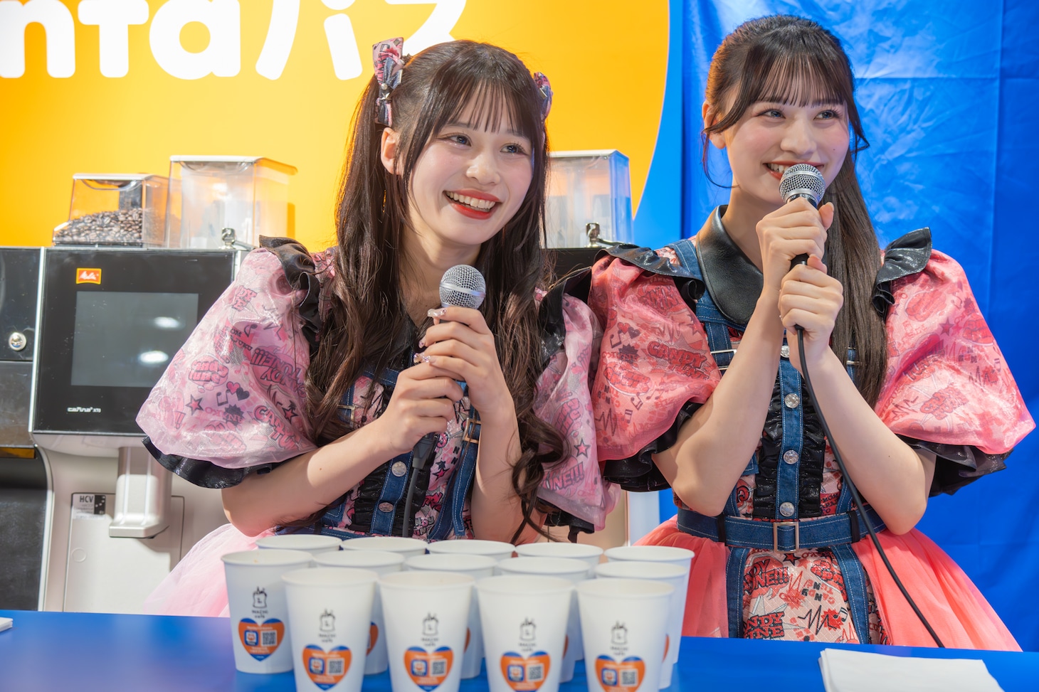 1日カフェ店長を務めるCANDY TUNEの村川緋杏と立花琴未。