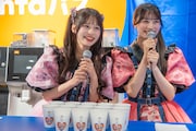 1日カフェ店長を務めるCANDY TUNEの村川緋杏と立花琴未。
