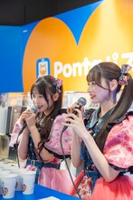 1日カフェ店長を務めるCANDY TUNEの村川緋杏と立花琴未。