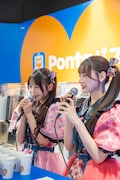 1日カフェ店長を務めるCANDY TUNEの村川緋杏と立花琴未。