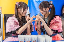 1日カフェ店長を務めるCANDY TUNEの村川緋杏と立花琴未。