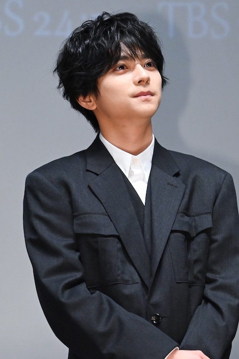 客席を見渡す佐藤勝利。