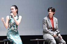 トーク中の高石あかり（左）、西垣匠（右）。