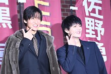 “トリリオンポーズ”を決める目黒蓮（Snow Man）、佐野勇斗（M!LK）。