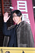 手を振る目黒蓮（Snow Man）。