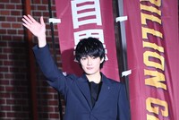 手を振る佐野勇斗（M!LK）。