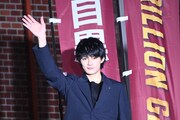手を振る佐野勇斗(M!LK)。