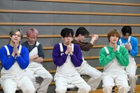 お祈りする超特急。