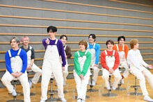 立ち上がるリョウガ（左から3番目）。