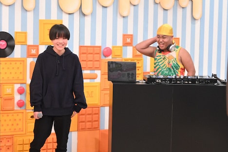左から剣多、DJ KILATO。©️TBS