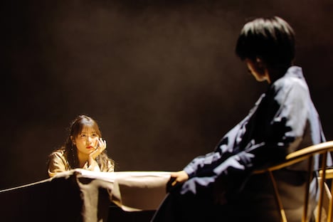 「Blue」を披露する市川優月と小島はな。(撮影:木村泰之)