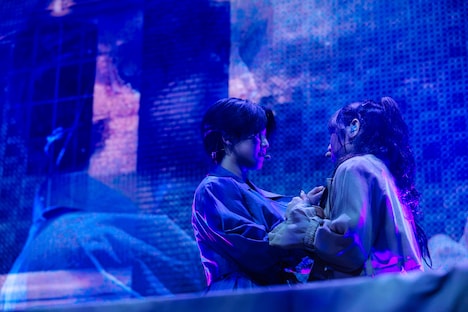 「Blue」を披露する小島はなと市川優月。(撮影:木村泰之)