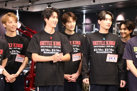 左からHAYATO（ONE N' ONLY）、曽野舜太（M!LK）、KENSHIN（ONE N' ONLY、武藤潤（原因は自分にある。）、YUMA（BUDDiiS）。©「DAN! DAN! EBiDAN!」製作委員会