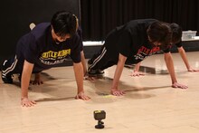 腕立て伏せ対決の様子。©「DAN! DAN! EBiDAN!」製作委員会