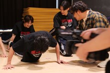 腕立て伏せ対決の様子。©「DAN! DAN! EBiDAN!」製作委員会