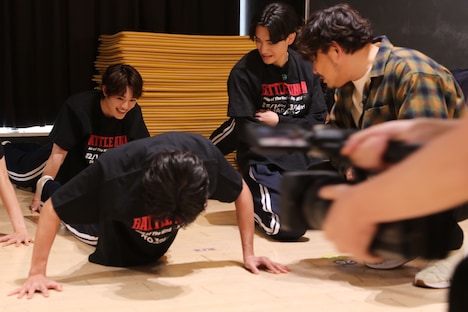 腕立て伏せ対決の様子。©「DAN! DAN! EBiDAN!」製作委員会