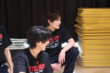 手前から曽野舜太（M!LK）、KENSHIN（ONE N' ONLY）。©「DAN! DAN! EBiDAN!」製作委員会