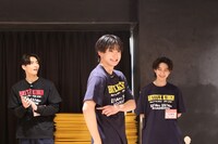 左から武藤潤（原因は自分にある。）、FUMINORI（BUDDiiS）、YUMA（BUDDiiS）。©「DAN! DAN! EBiDAN!」製作委員会