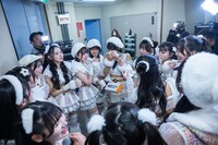 涙が伝播する虹コンメンバー。