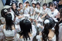 14人で最後の円陣を組む虹コン。