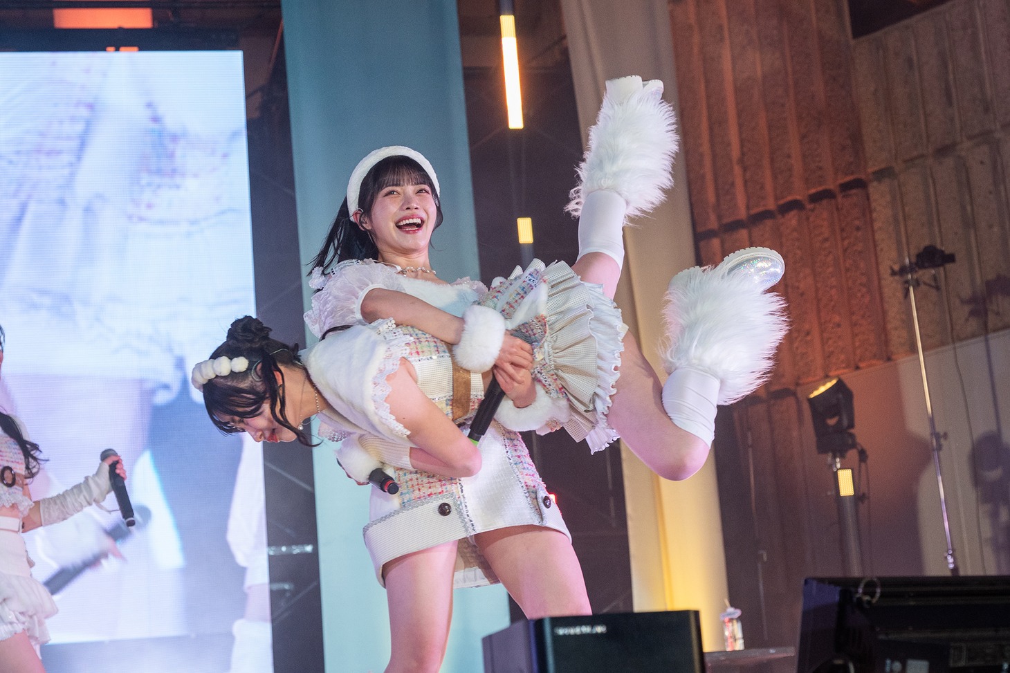 中村朱里を持ち上げる石浜芽衣。