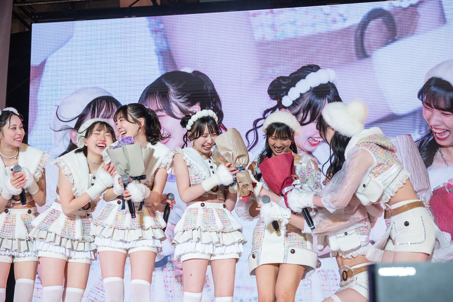 花束を受け取る鶴見萌、中村朱里、清水理子。