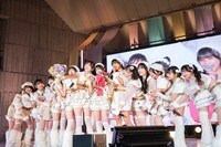 鶴見萌、中村朱里、清水理子を中心にステージ上で抱き合う。