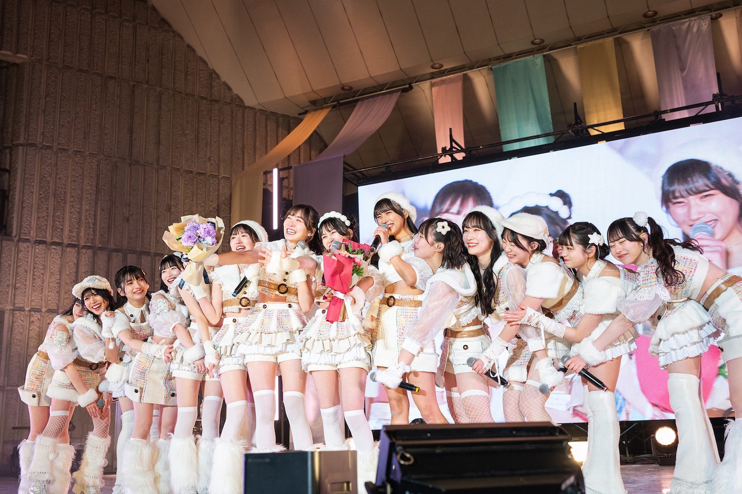 鶴見萌、中村朱里、清水理子を中心にステージ上で抱き合う。