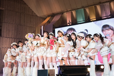 鶴見萌、中村朱里、清水理子を中心にステージ上で抱き合う。