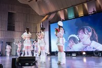 虹コンの歴史をつないでいくメンバーを見送る鶴見萌、中村朱里、清水理子（左から）。