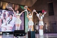 マイクを通さず「ありがとうございましたー！」と叫ぶ鶴見萌、中村朱里、清水理子（左から）。