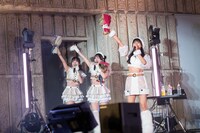 虹コンだいすきマンに別れを告げる鶴見萌、中村朱里、清水理子。