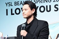 口を結ぶ平野紫耀。