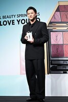 イヴ・サンローラン・ボーテのショッパーを持つ平野紫耀。